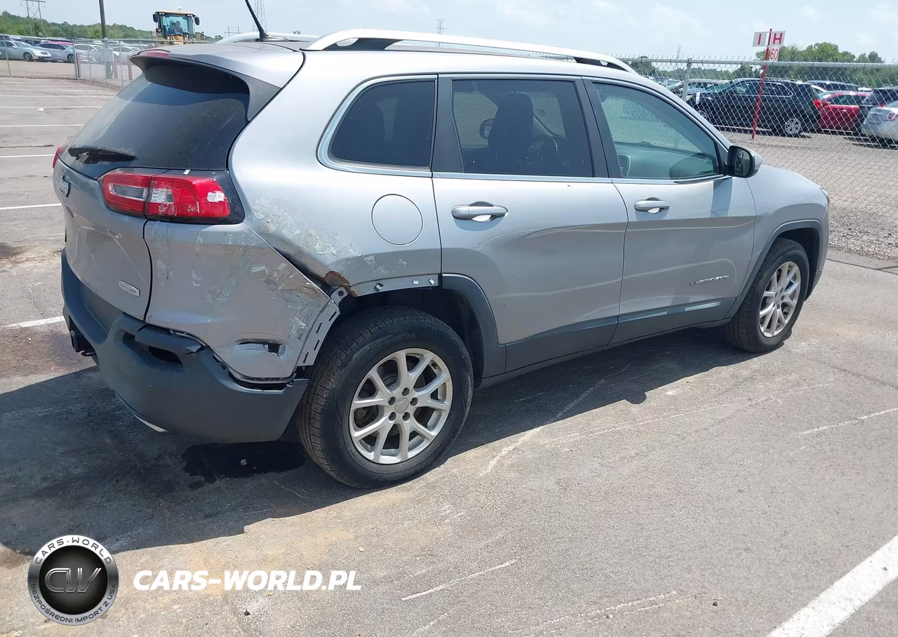 2015 Jeep Cherokee Latitude VIN:1C4PJMCS1FW525087 - 4