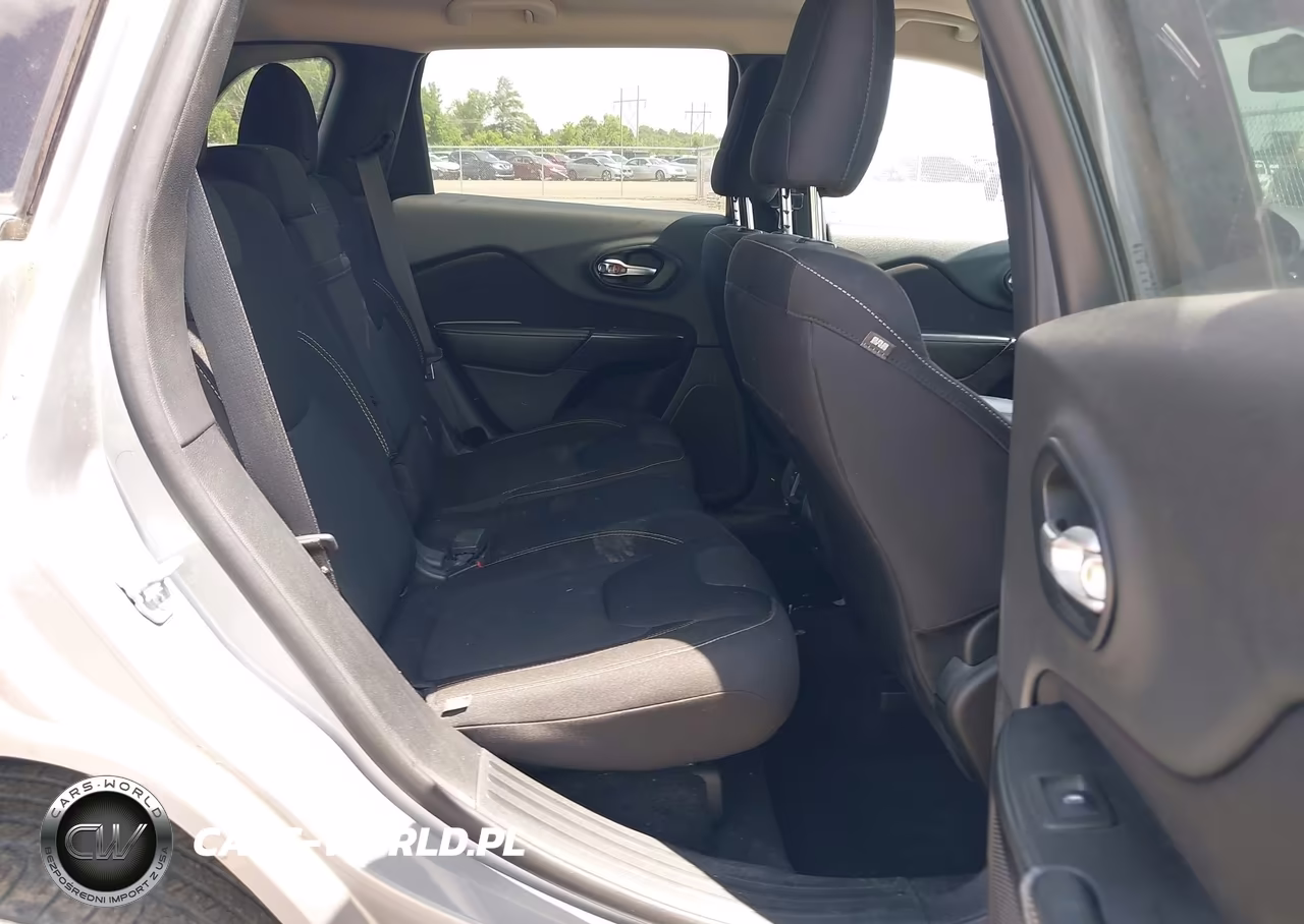 2015 Jeep Cherokee Latitude VIN:1C4PJMCS1FW525087 - 8