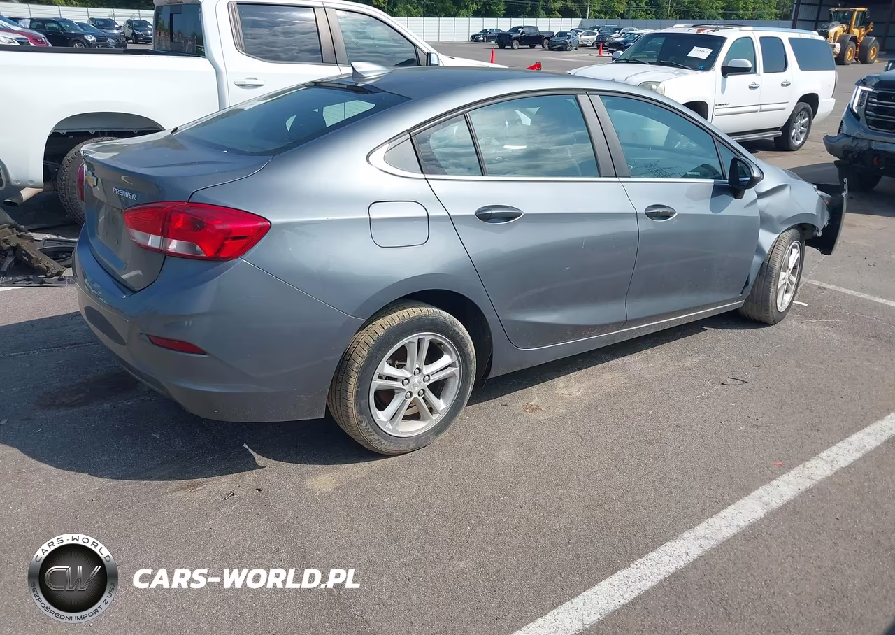 2019 Chevrolet Cruze Premier VIN:1G1BF5SM8K7100693 - 4