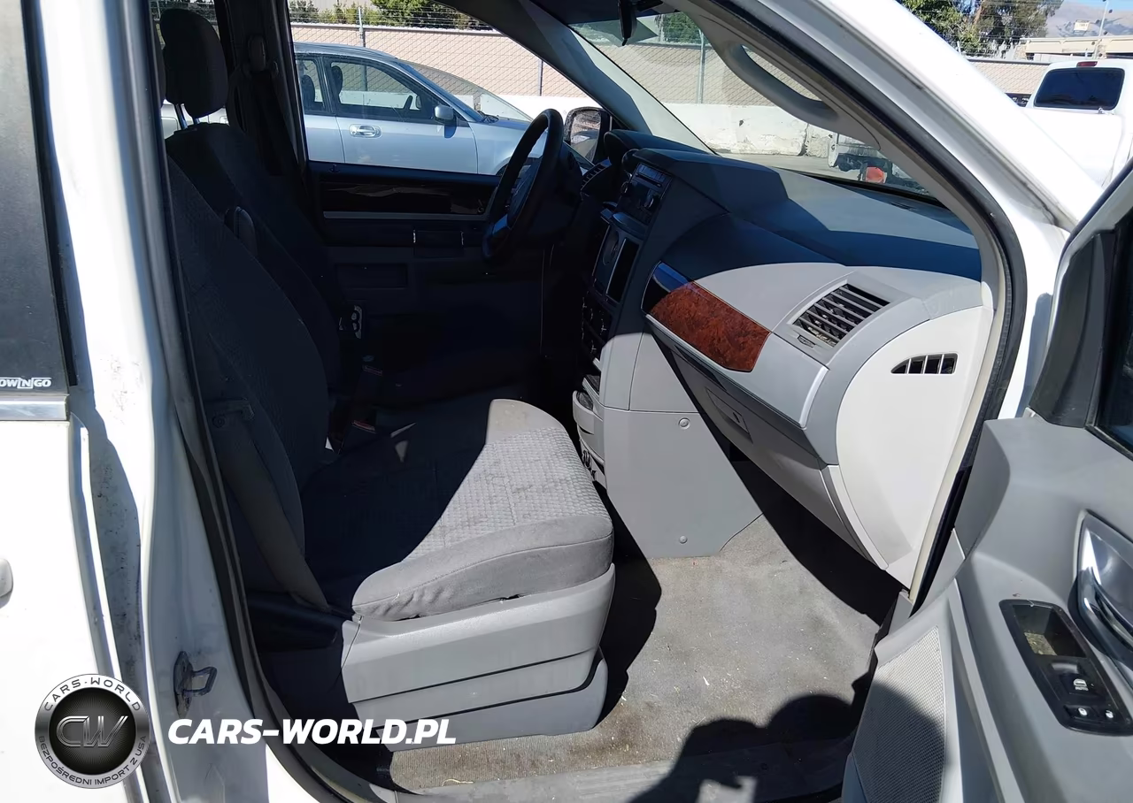 2010 Chrysler Town & Country Touring VIN:2A4RR5D17AR491925 - 5