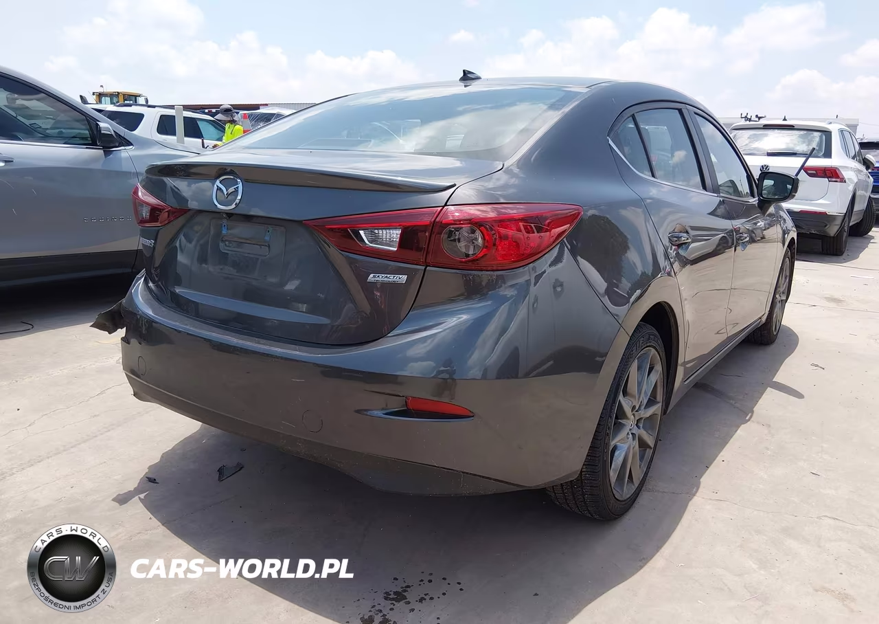 2018 Mazda Mazda3 Touring VIN:3MZBN1V3XJM174706 - 4