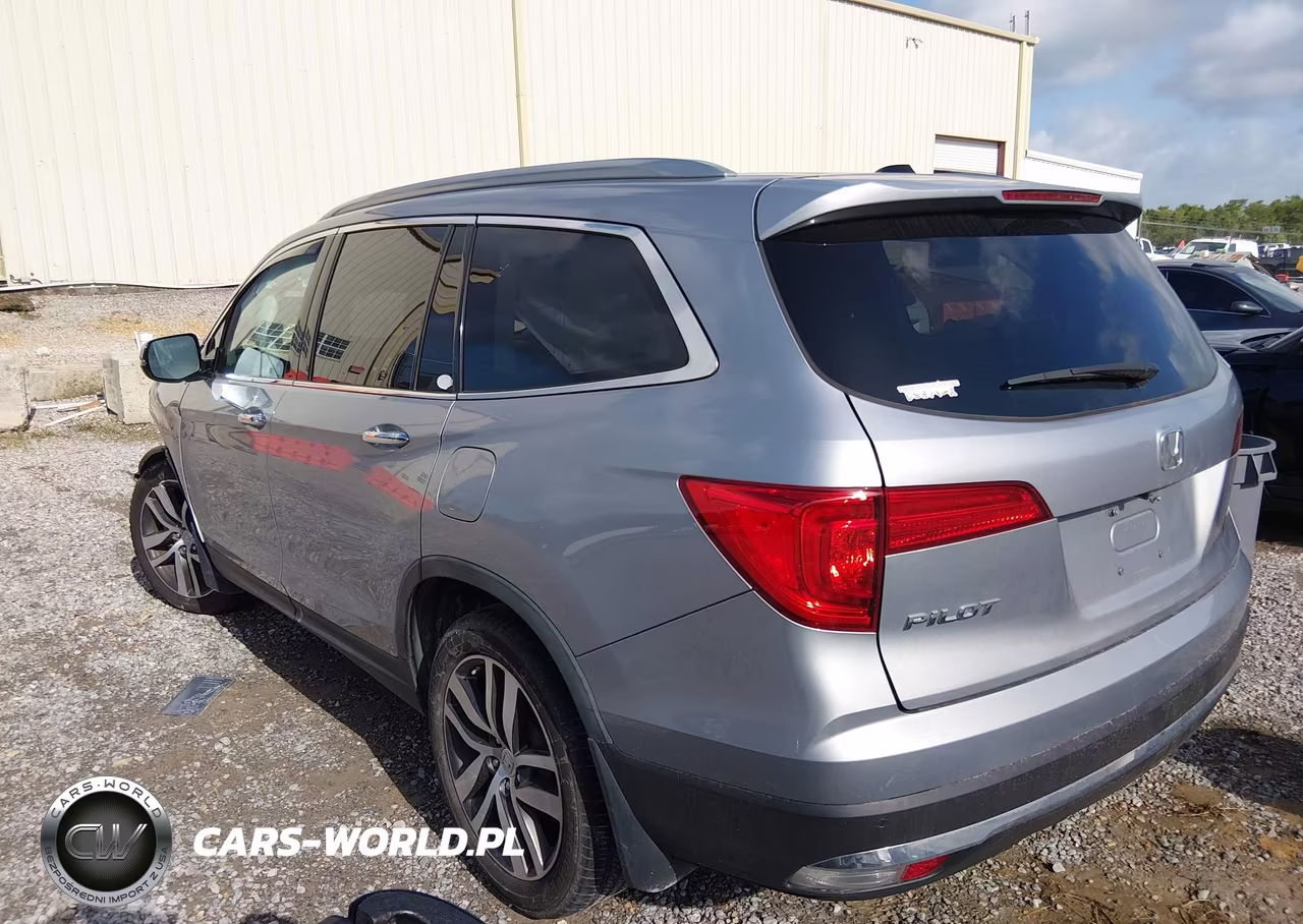 2018 Honda Pilot Touring VIN:5FNYF5H95JB006462 - 3