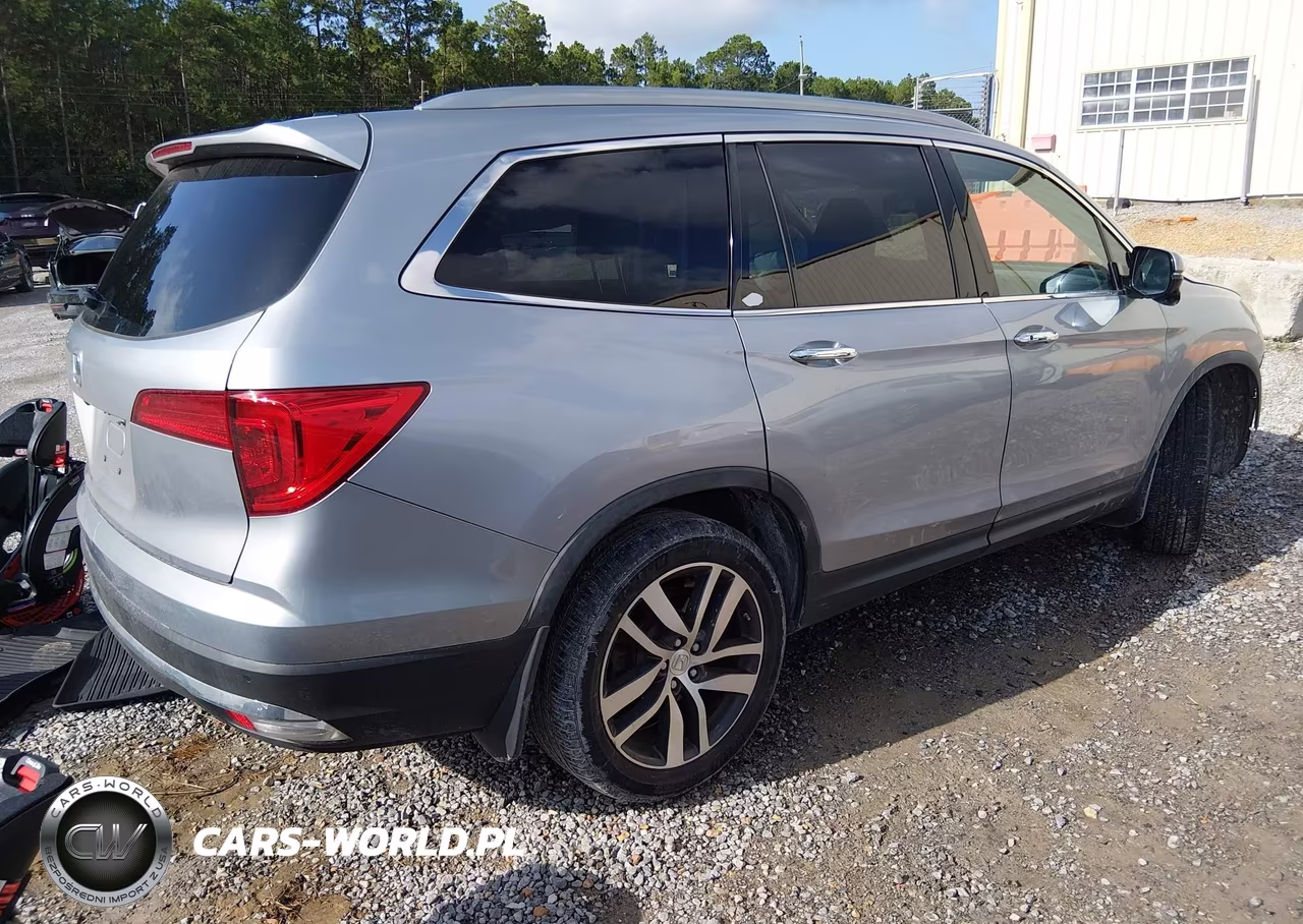 2018 Honda Pilot Touring VIN:5FNYF5H95JB006462 - 4