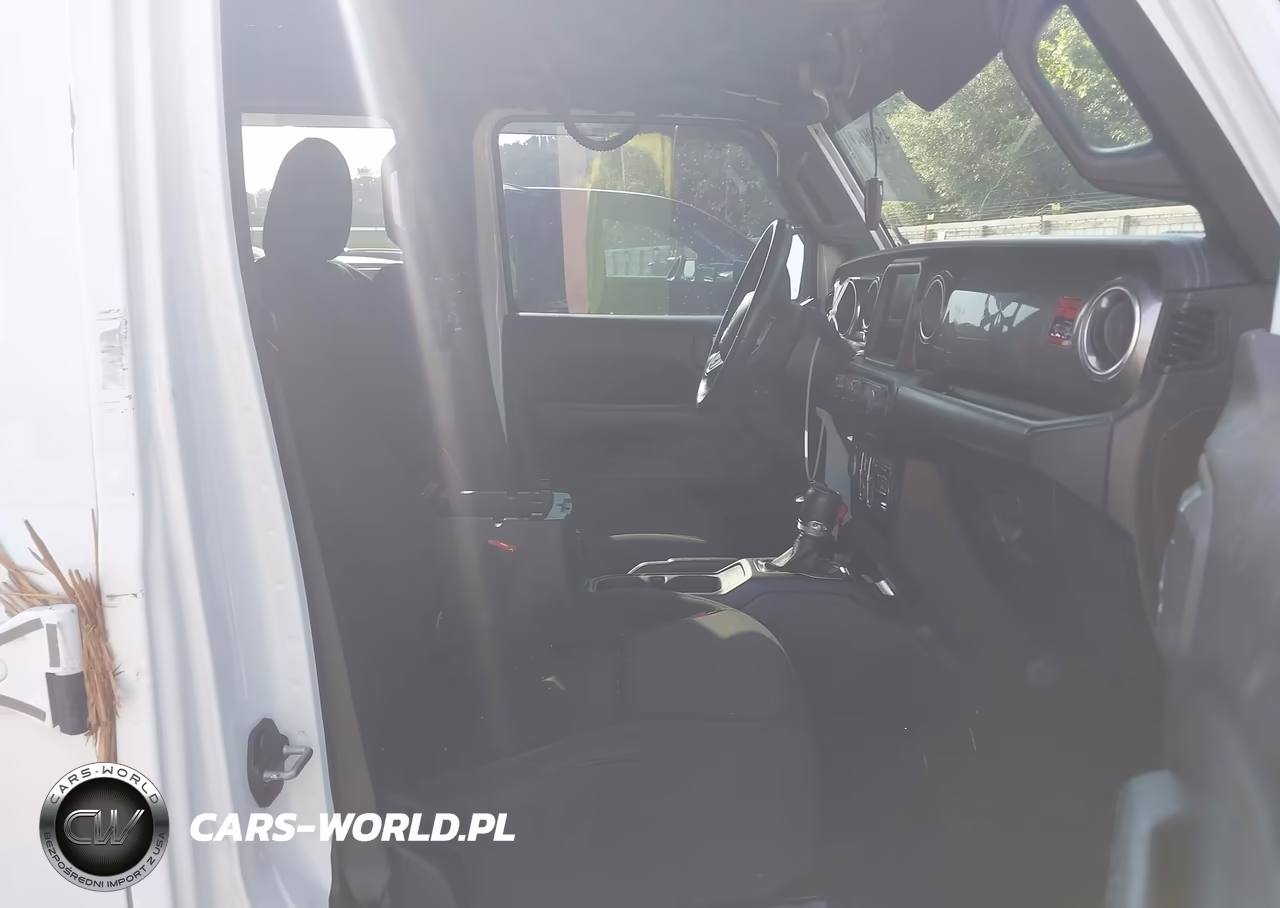 2019 Jeep Wrangler Unlimited Sahara 4X4 VIN:1C4HJXEN3KW576517 - 5