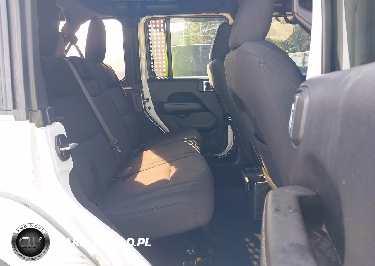 2019 Jeep Wrangler Unlimited Sahara 4X4 VIN:1C4HJXEN3KW576517 - 8