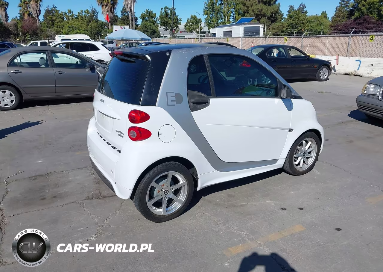 2014 Smart Fortwo Electric Drive Passion VIN:WMEEJ9AA2EK785570 - 4