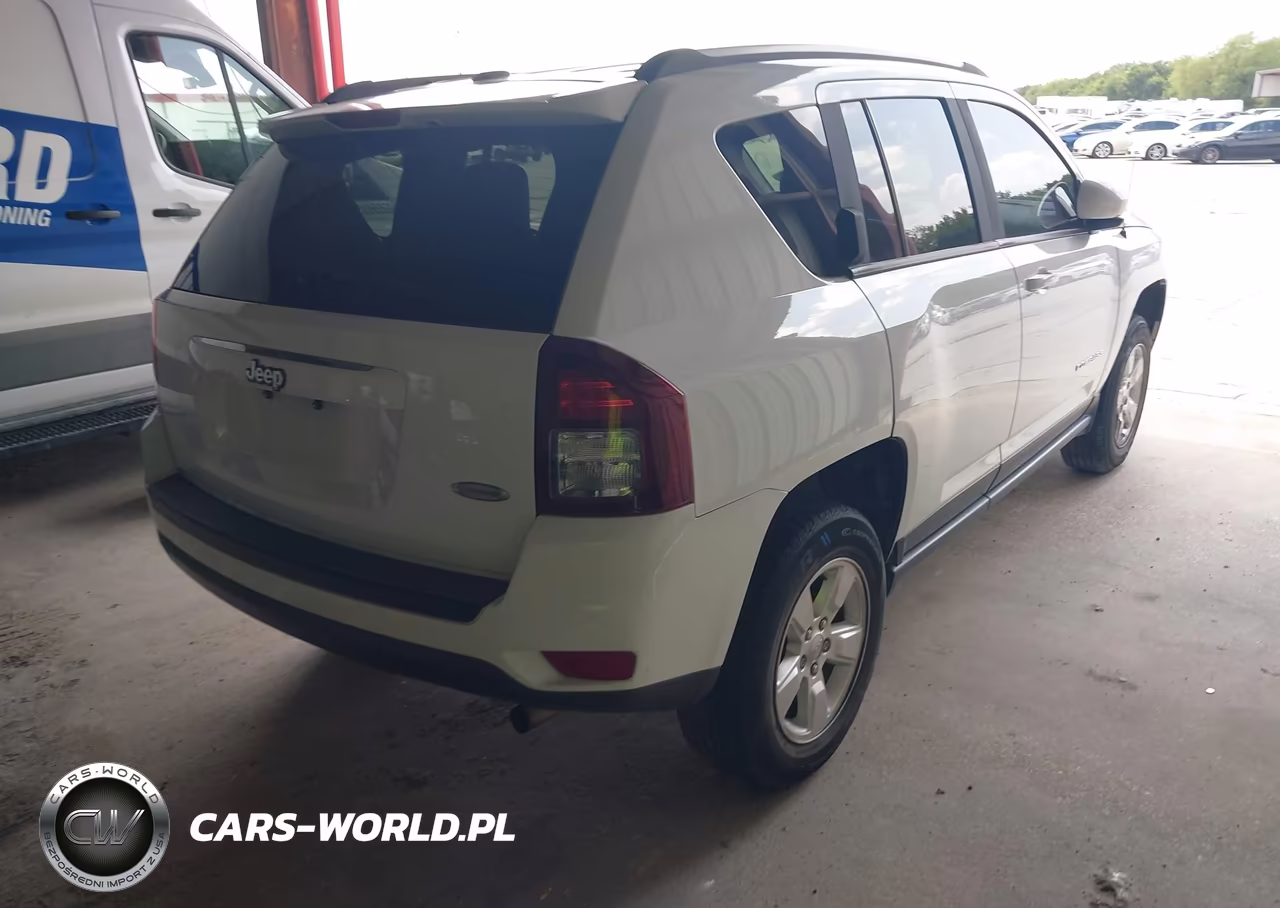 2016 Jeep Compass Latitude VIN:1C4NJCEA2GD590792 - 4