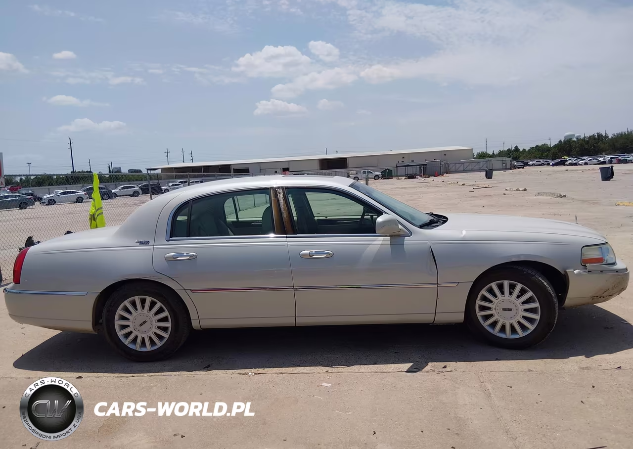 2005 Lincoln Town Car Signature Limited VIN:1LNHM82W55Y647330 - 13