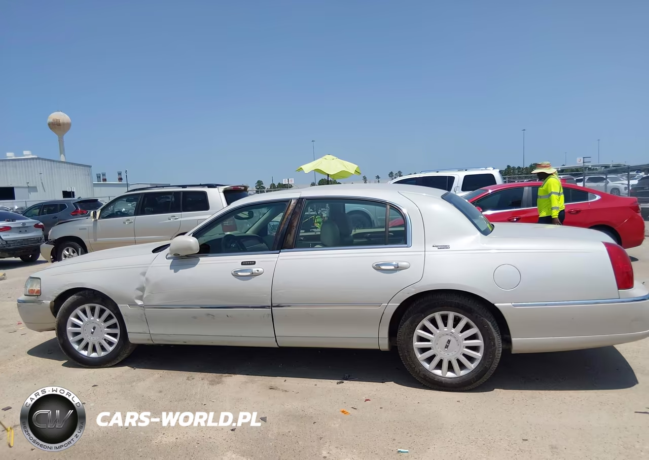 2005 Lincoln Town Car Signature Limited VIN:1LNHM82W55Y647330 - 14