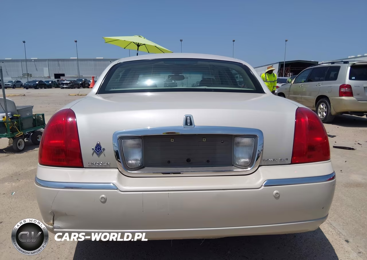 2005 Lincoln Town Car Signature Limited VIN:1LNHM82W55Y647330 - 16
