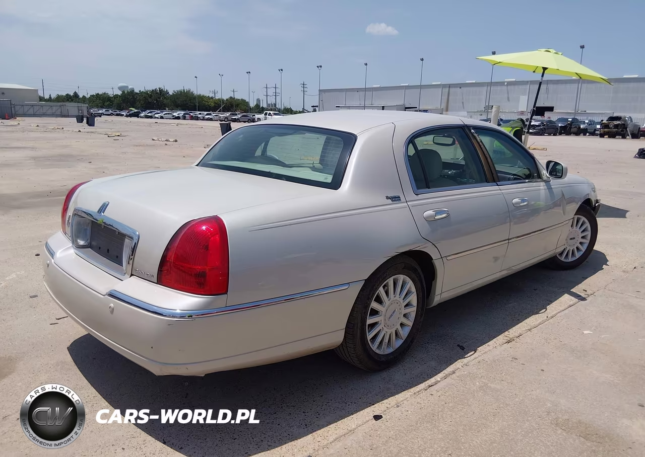 2005 Lincoln Town Car Signature Limited VIN:1LNHM82W55Y647330 - 4