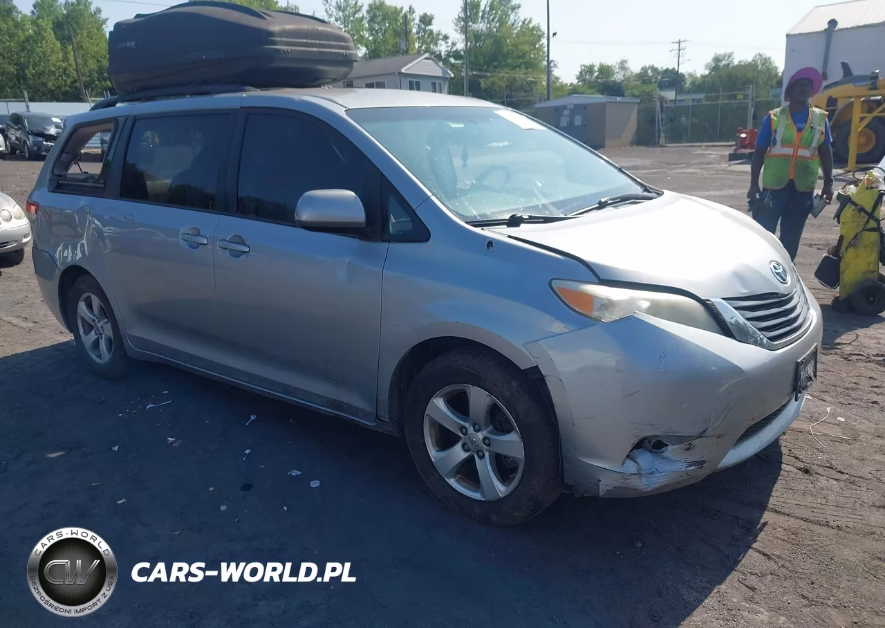 2013 Toyota Sienna Le V6 8 Passenger