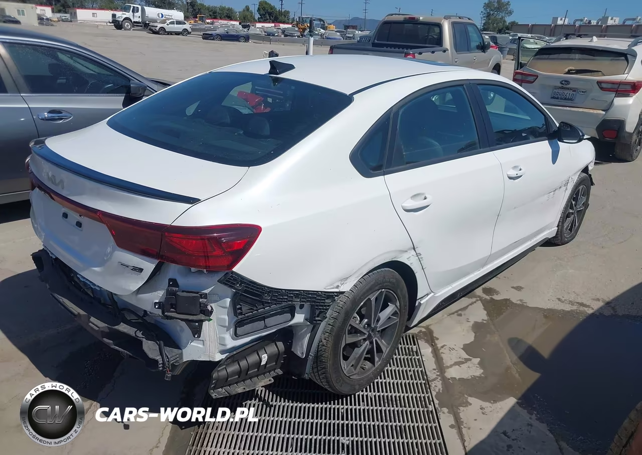 2024 Kia Forte Gt-Line VIN:3KPF54AD8RE840875 - 4