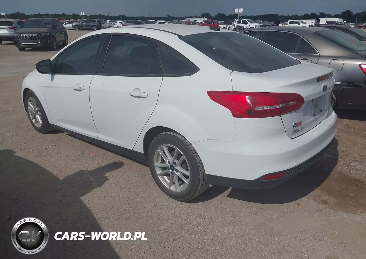 2017 Ford Focus Se VIN:1FADP3F26HL313951 - 3
