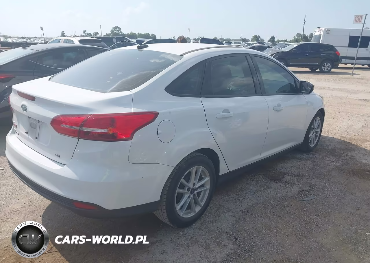 2017 Ford Focus Se VIN:1FADP3F26HL313951 - 4