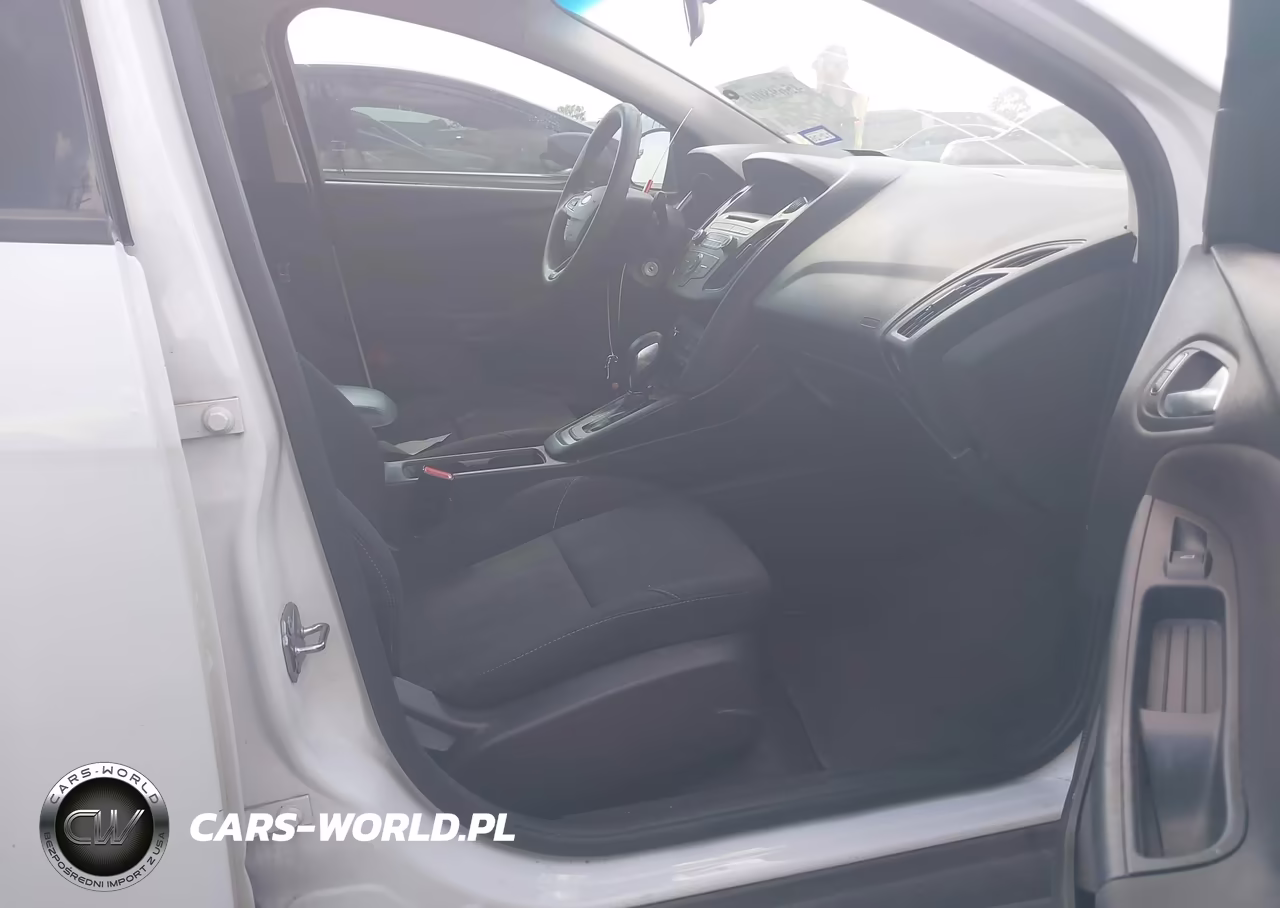 2017 Ford Focus Se VIN:1FADP3F26HL313951 - 5