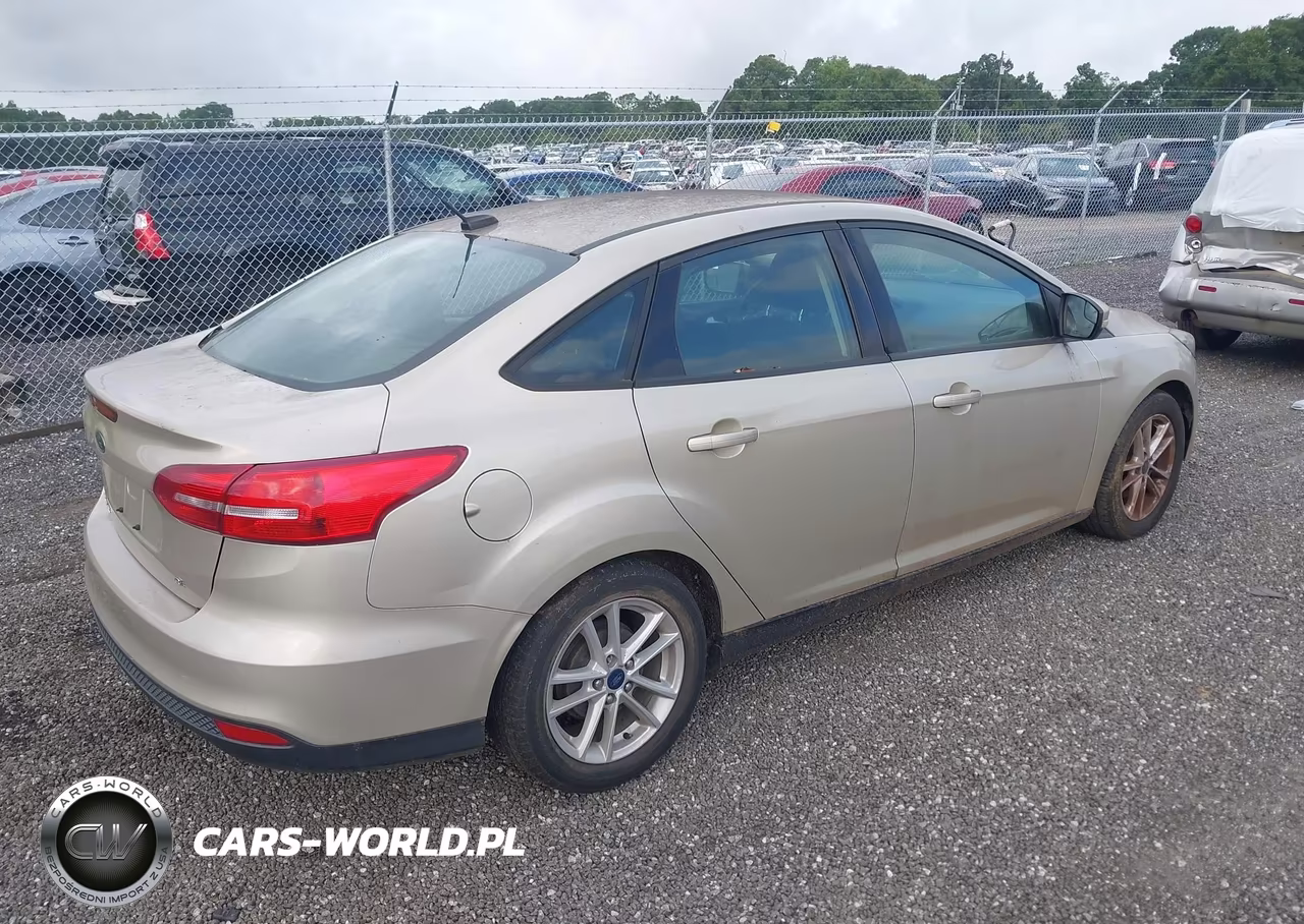 2017 Ford Focus Se VIN:1FADP3F2XHL294112 - 4