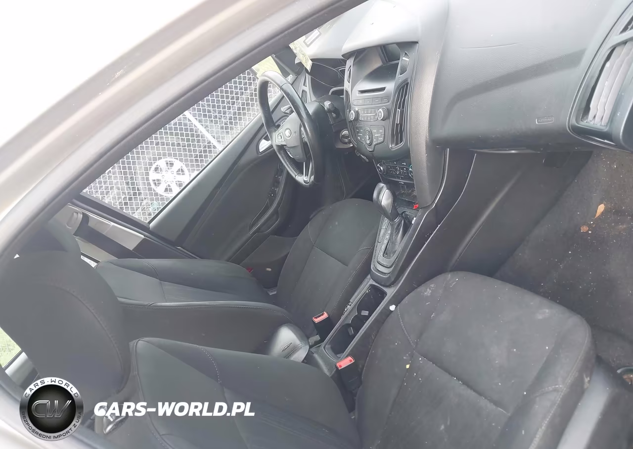 2017 Ford Focus Se VIN:1FADP3F2XHL294112 - 5