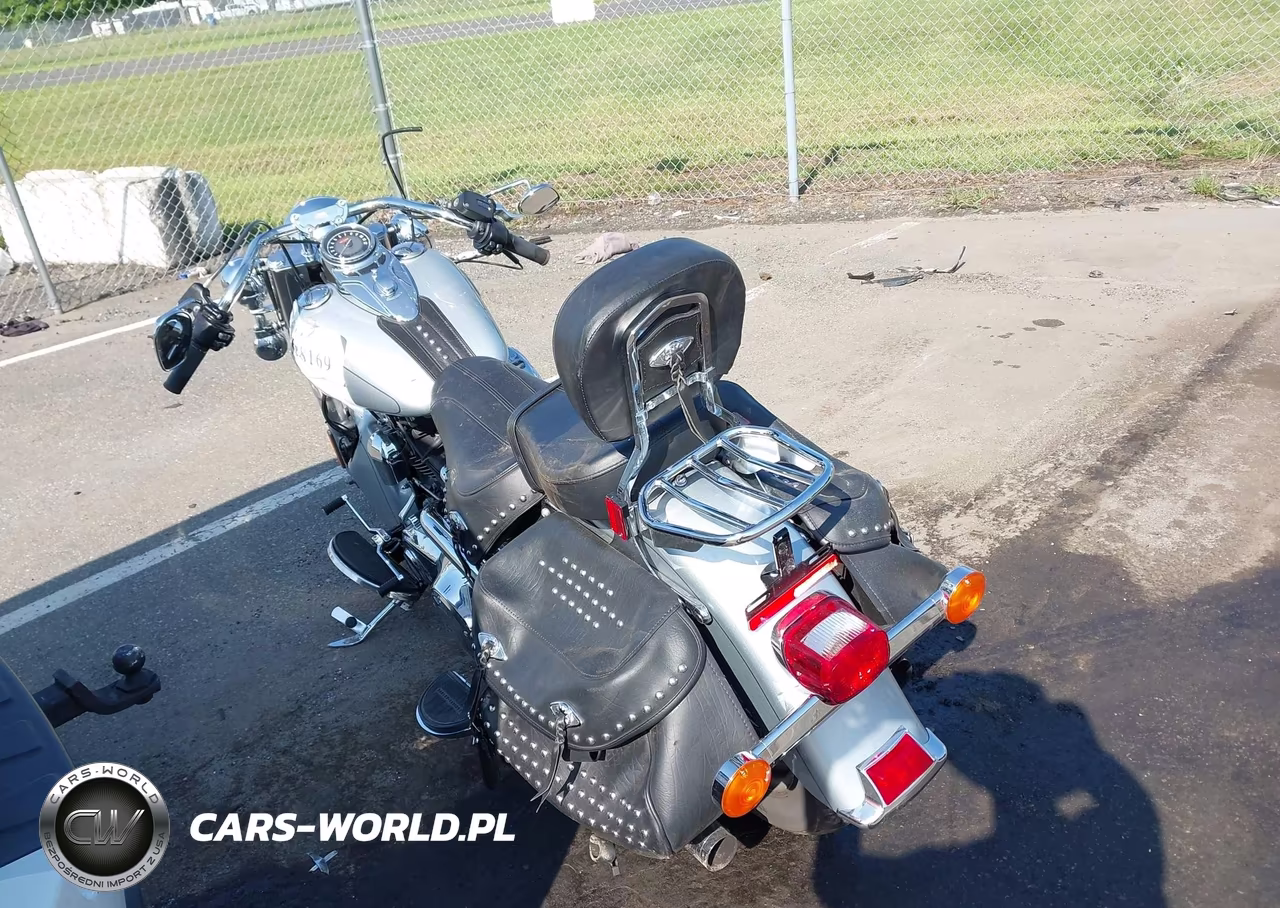 2015 Harley-Davidson Flstc Heritage Softail Classic VIN:1HD1BWV18FB033990 - 4