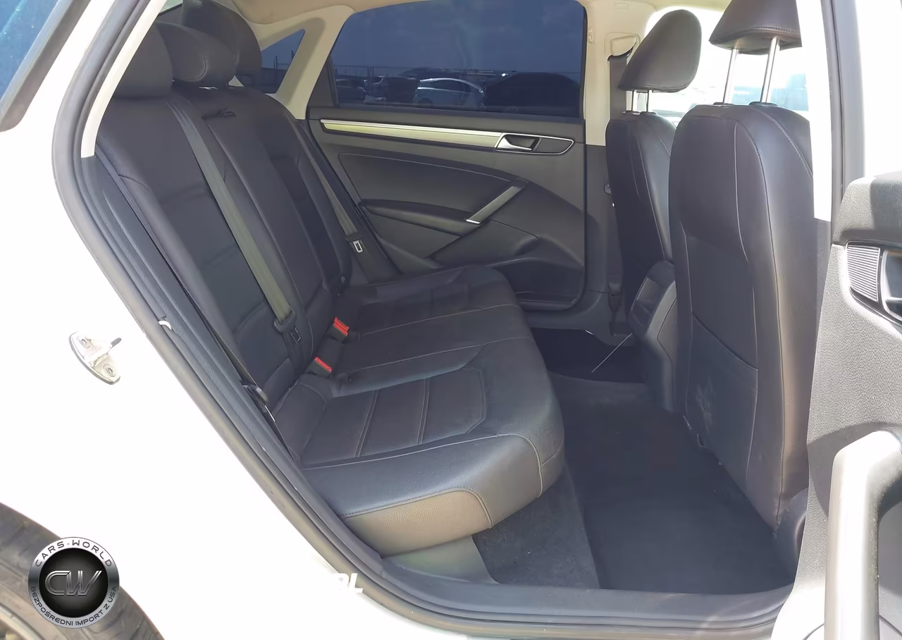 2018 Volkswagen Passat 2.0T R-Line-2.0T S VIN:1VWAA7A37JC014512 - 8