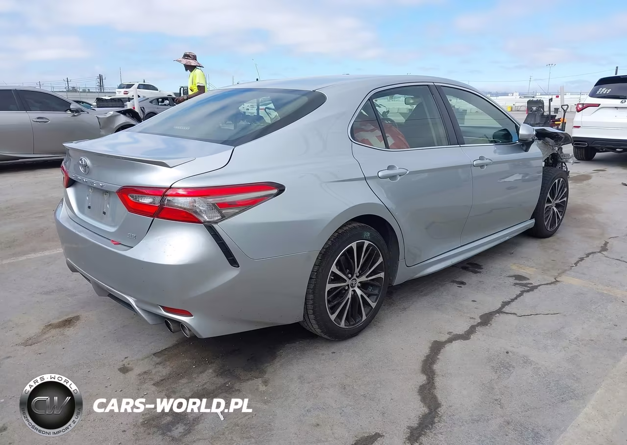 2018 Toyota Camry Se VIN:JTNB11HK7J3035776 - 4