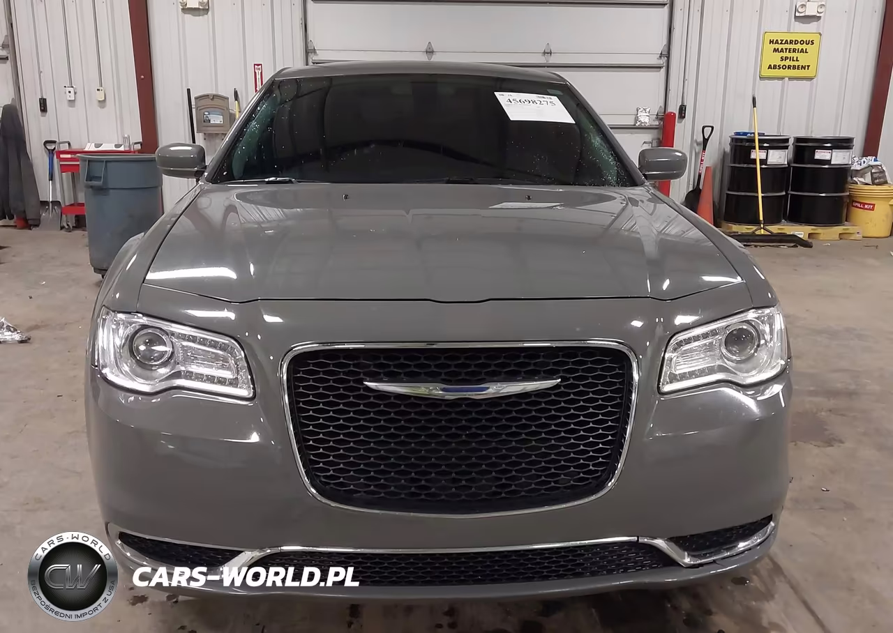 2018 Chrysler 300 Touring L VIN:2C3CCAAG9JH117888 - 13