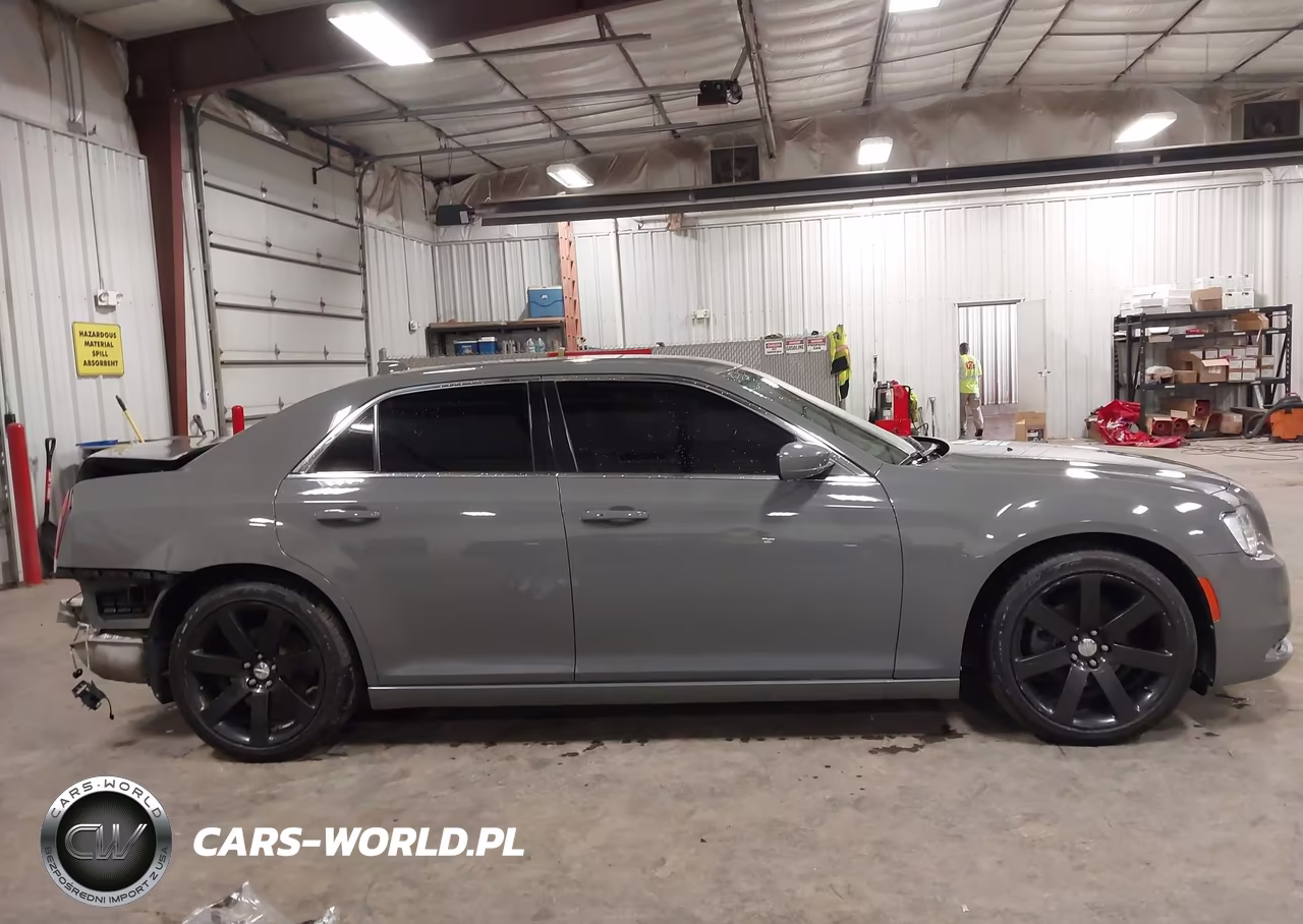2018 Chrysler 300 Touring L VIN:2C3CCAAG9JH117888 - 14