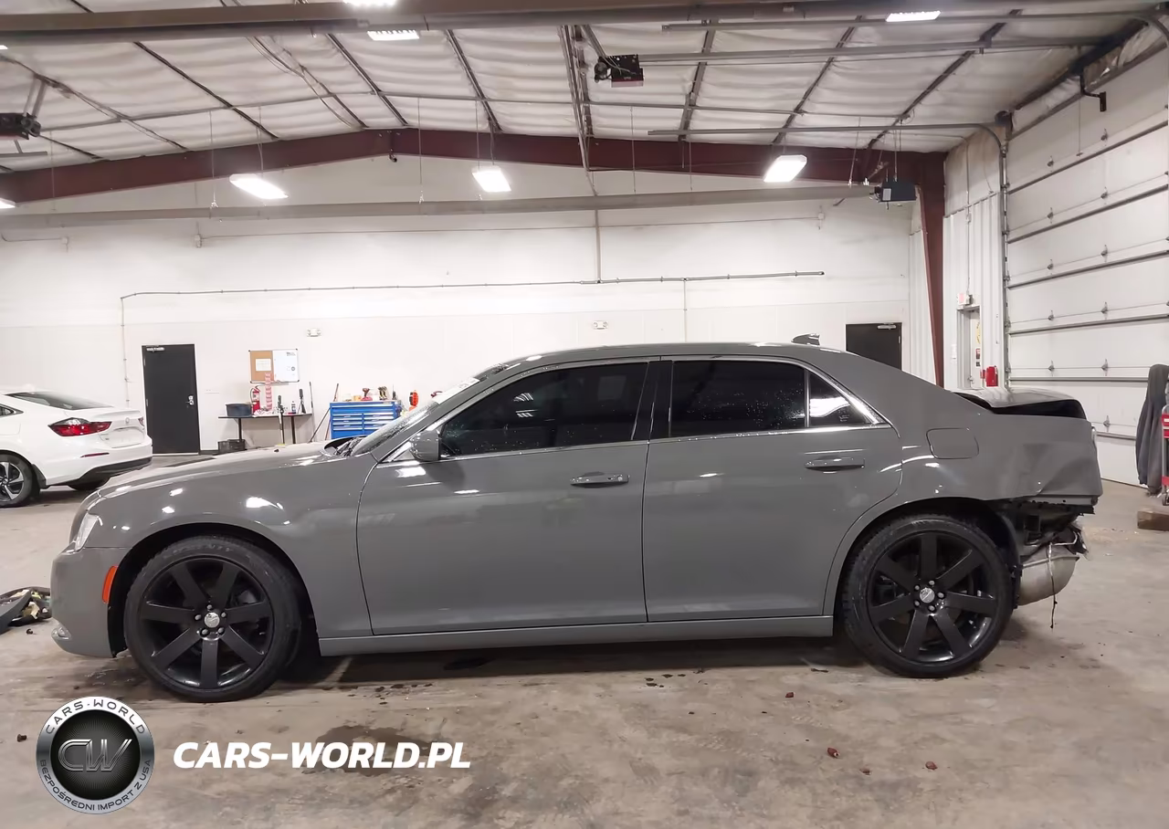 2018 Chrysler 300 Touring L VIN:2C3CCAAG9JH117888 - 15