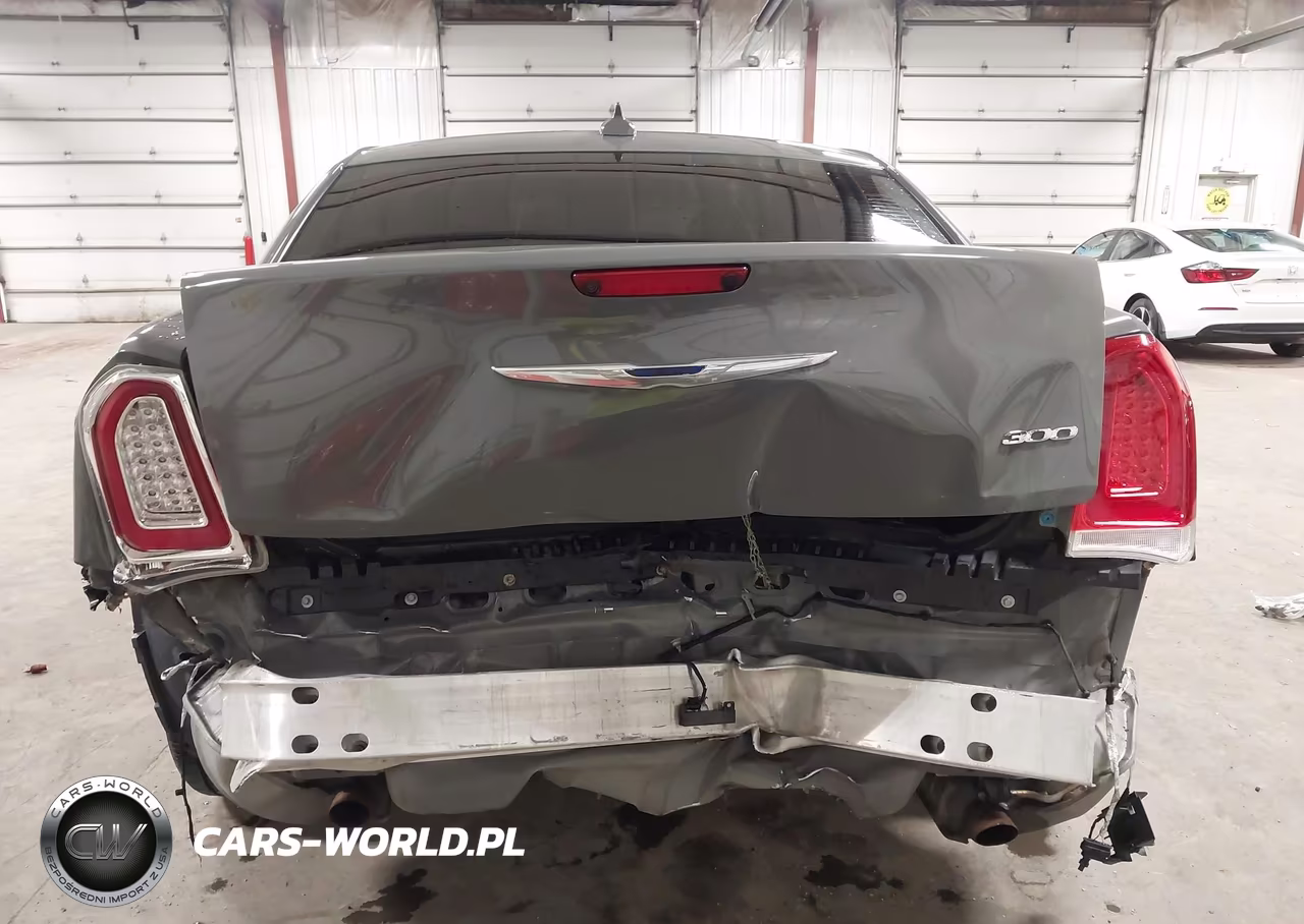 2018 Chrysler 300 Touring L VIN:2C3CCAAG9JH117888 - 17