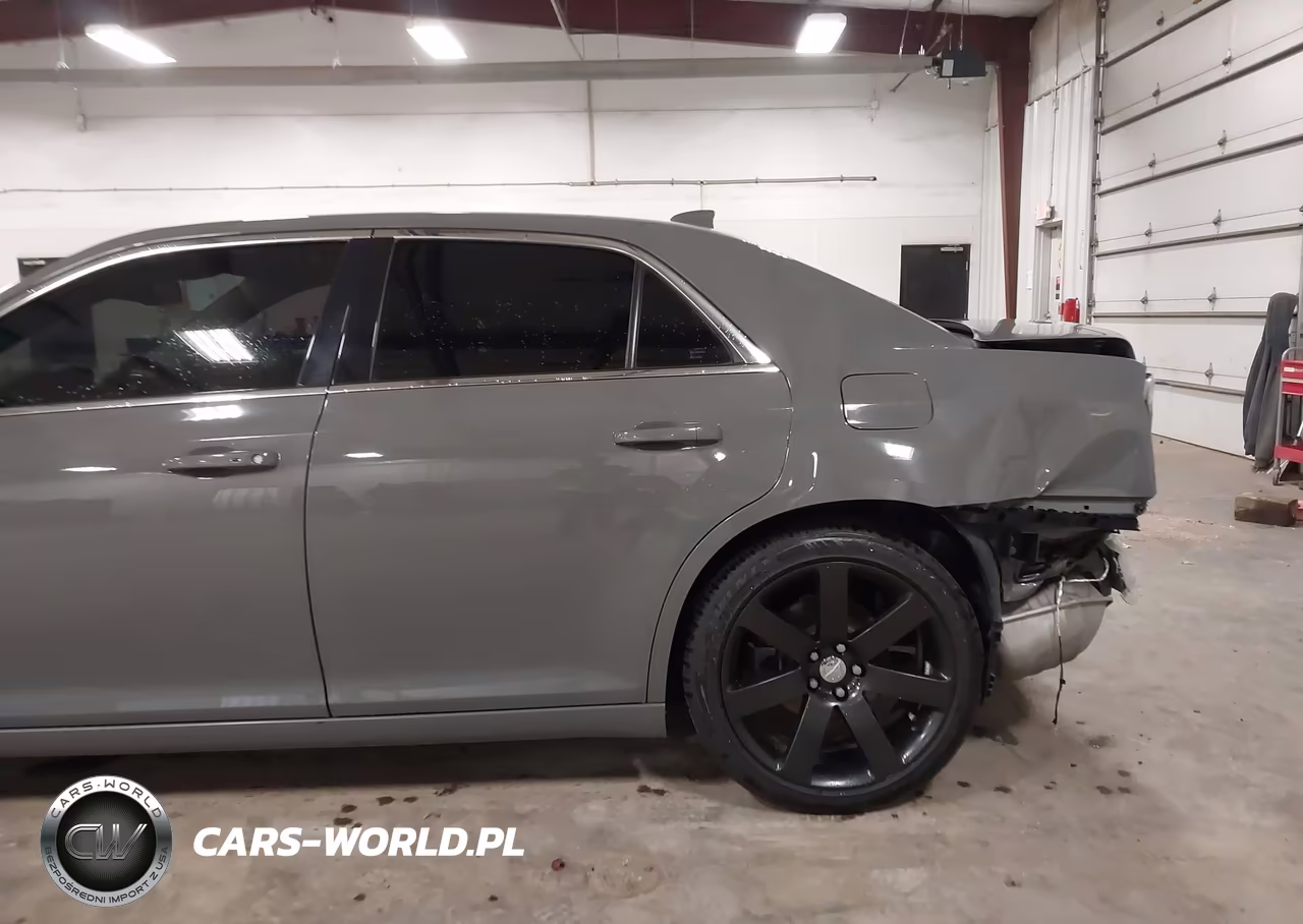 2018 Chrysler 300 Touring L VIN:2C3CCAAG9JH117888 - 19