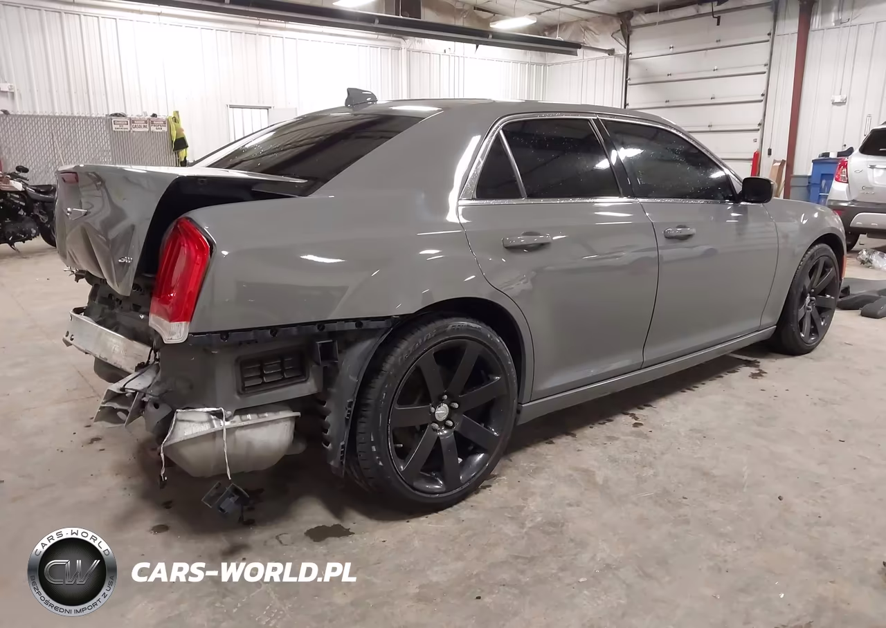 2018 Chrysler 300 Touring L VIN:2C3CCAAG9JH117888 - 4