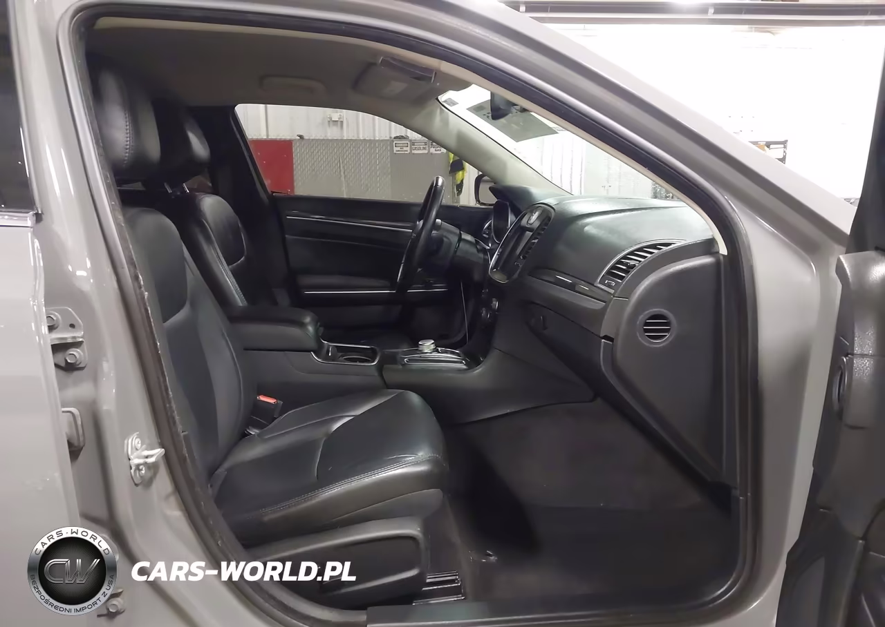 2018 Chrysler 300 Touring L VIN:2C3CCAAG9JH117888 - 5