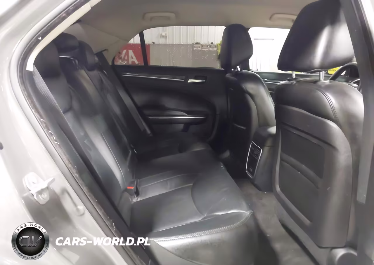 2018 Chrysler 300 Touring L VIN:2C3CCAAG9JH117888 - 8