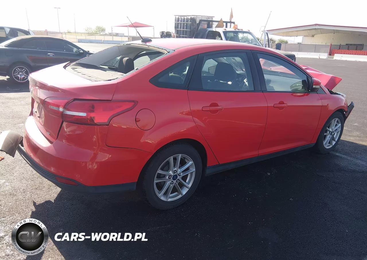 2015 Ford Focus Se VIN:1FADP3F26FL282794 - 4