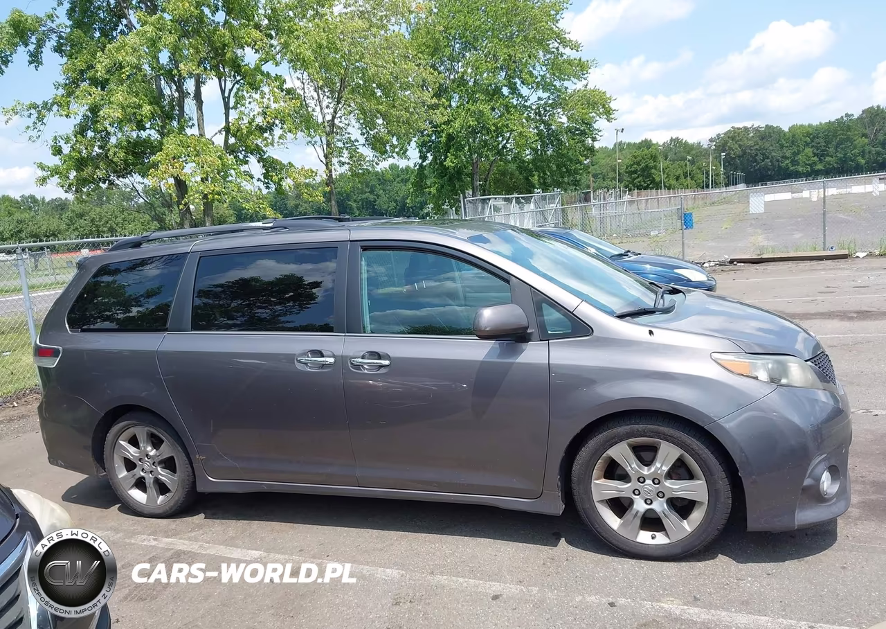 2013 Toyota Sienna Se 8 Passenger VIN:5TDXK3DC9DS353788 - 13
