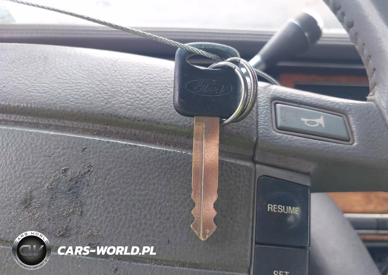 1993 Lincoln Town Car Cartier VIN:1LNLM83W0PY742969 - 11