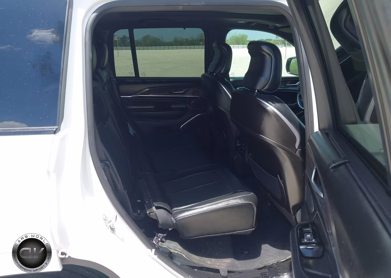 2025 Jeep Grand Cherokee Overland 4X4 VIN:1C4RJHDG8S8640391 - 8