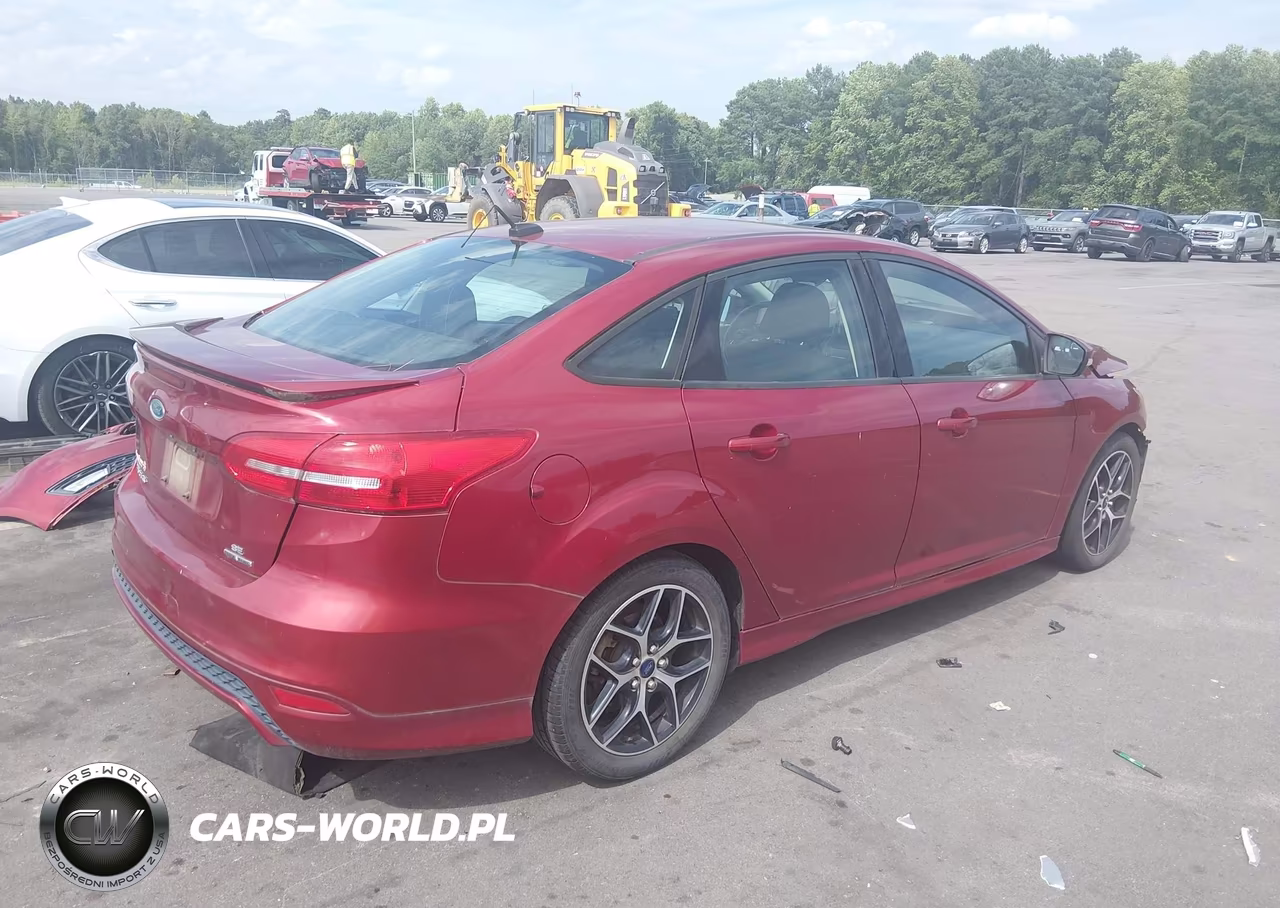 2015 Ford Focus Se VIN:1FADP3F23FL298791 - 4