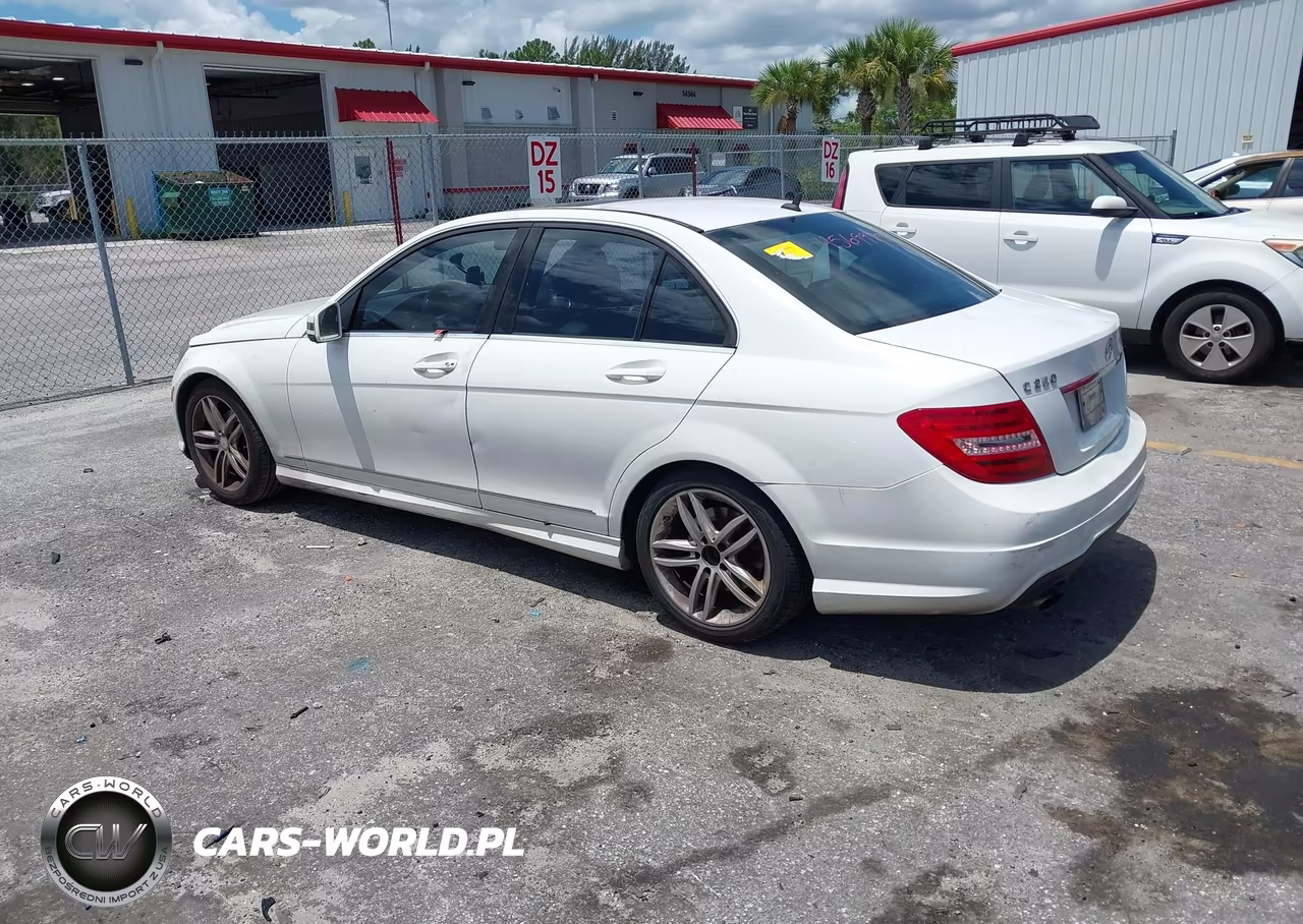 2013 Mercedes-Benz C 250 Sport VIN:WDDGF4HB5DR285814 - 3