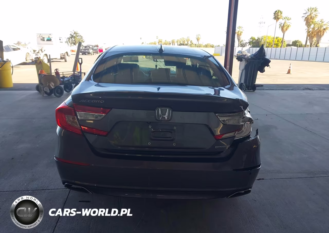 2018 Honda Accord Touring VIN:1HGCV1F97JA140635 - 16