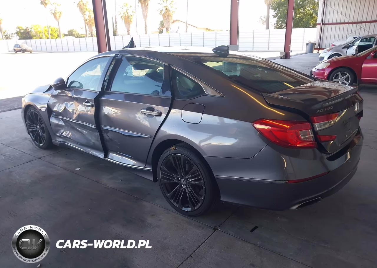 2018 Honda Accord Touring VIN:1HGCV1F97JA140635 - 3