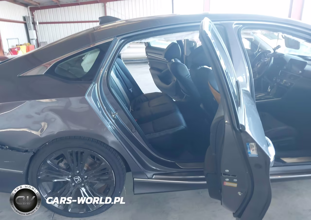 2018 Honda Accord Touring VIN:1HGCV1F97JA140635 - 8