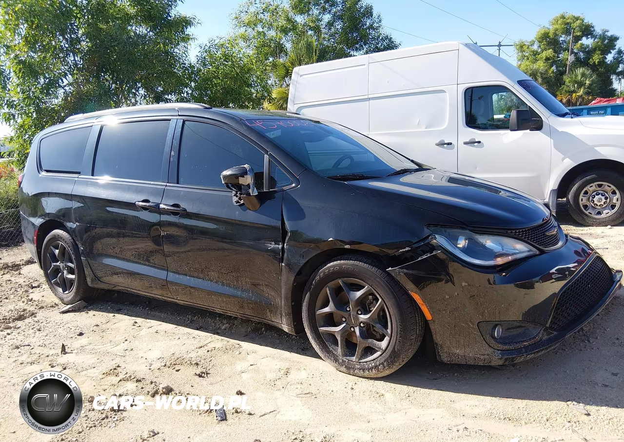 2018 Chrysler Pacifica Touring L VIN:2C4RC1BG0JR237447 - 13