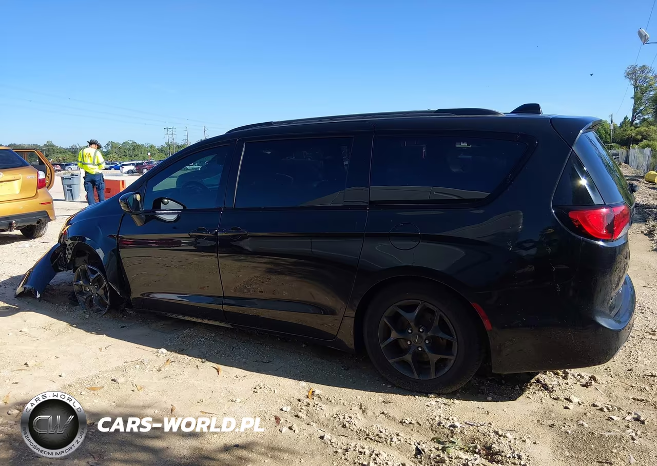 2018 Chrysler Pacifica Touring L VIN:2C4RC1BG0JR237447 - 14