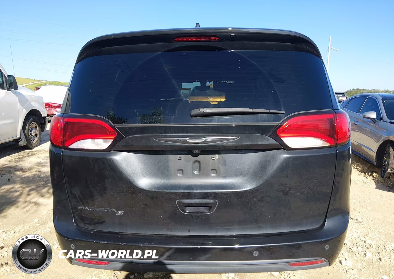 2018 Chrysler Pacifica Touring L VIN:2C4RC1BG0JR237447 - 16