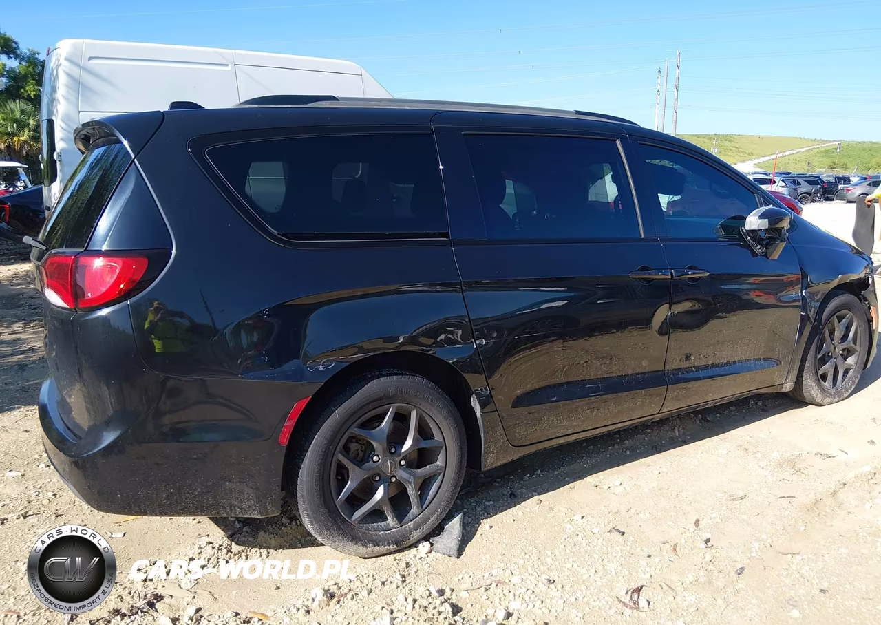 2018 Chrysler Pacifica Touring L VIN:2C4RC1BG0JR237447 - 19