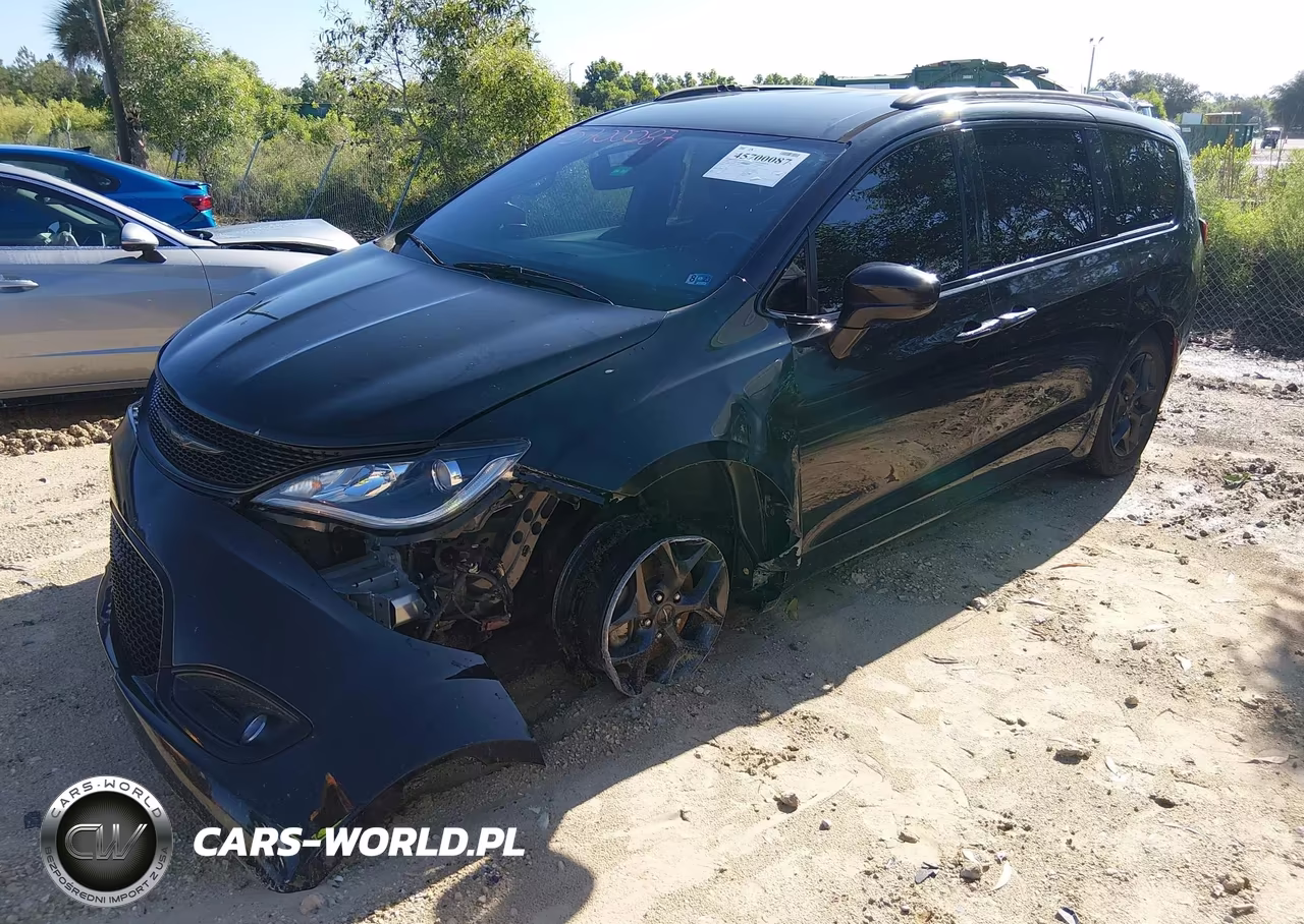 2018 Chrysler Pacifica Touring L VIN:2C4RC1BG0JR237447 - 2