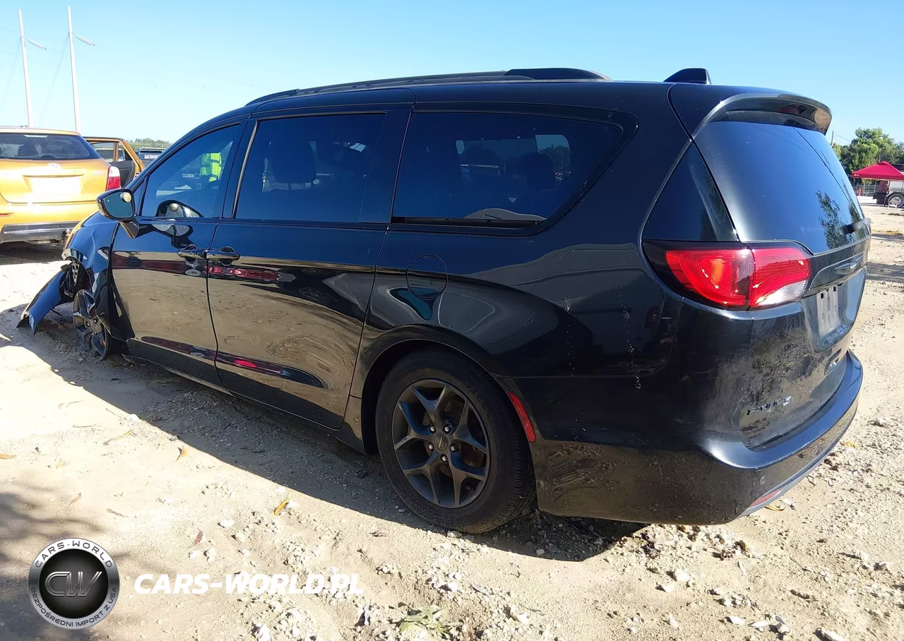 2018 Chrysler Pacifica Touring L VIN:2C4RC1BG0JR237447 - 3