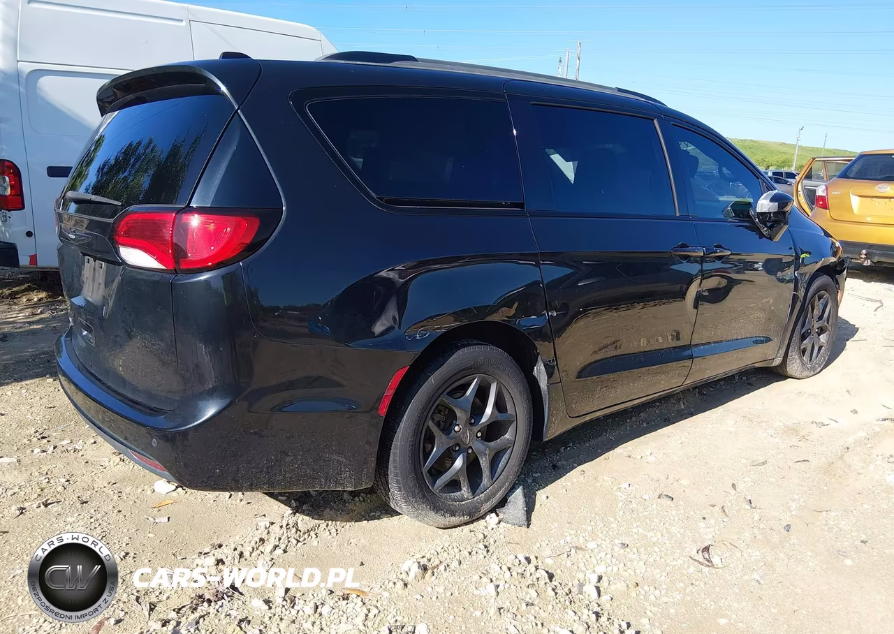 2018 Chrysler Pacifica Touring L VIN:2C4RC1BG0JR237447 - 4