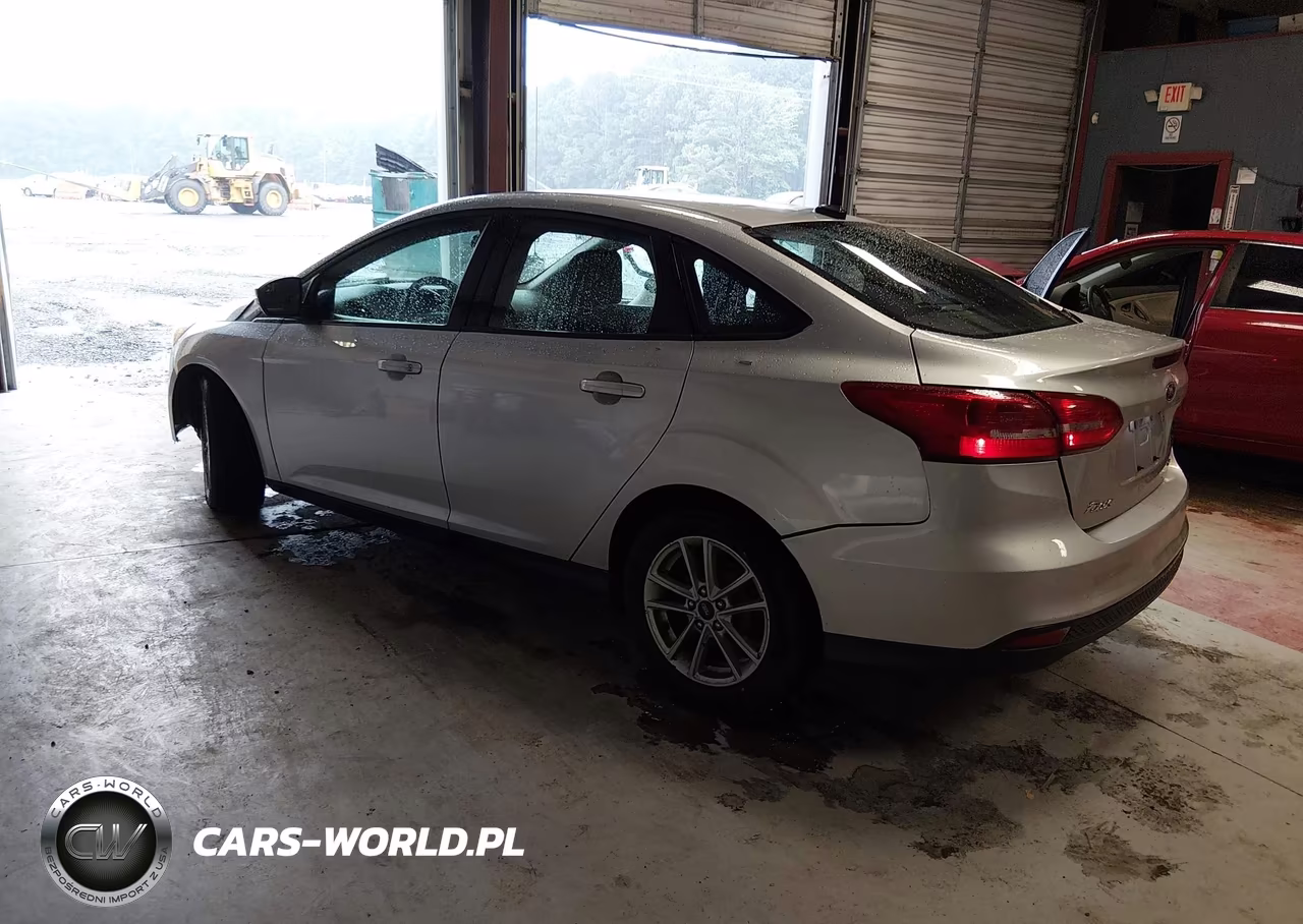 2017 Ford Focus Se VIN:1FADP3F26HL228382 - 3